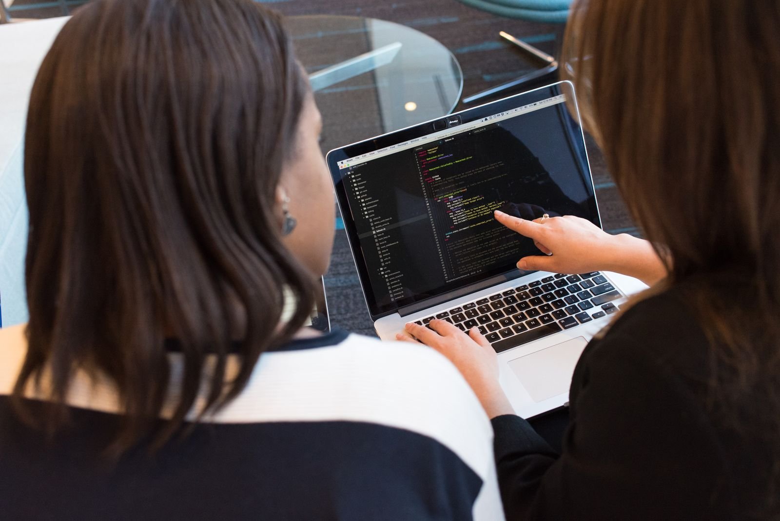 Développeur web écrivant du code applicatif