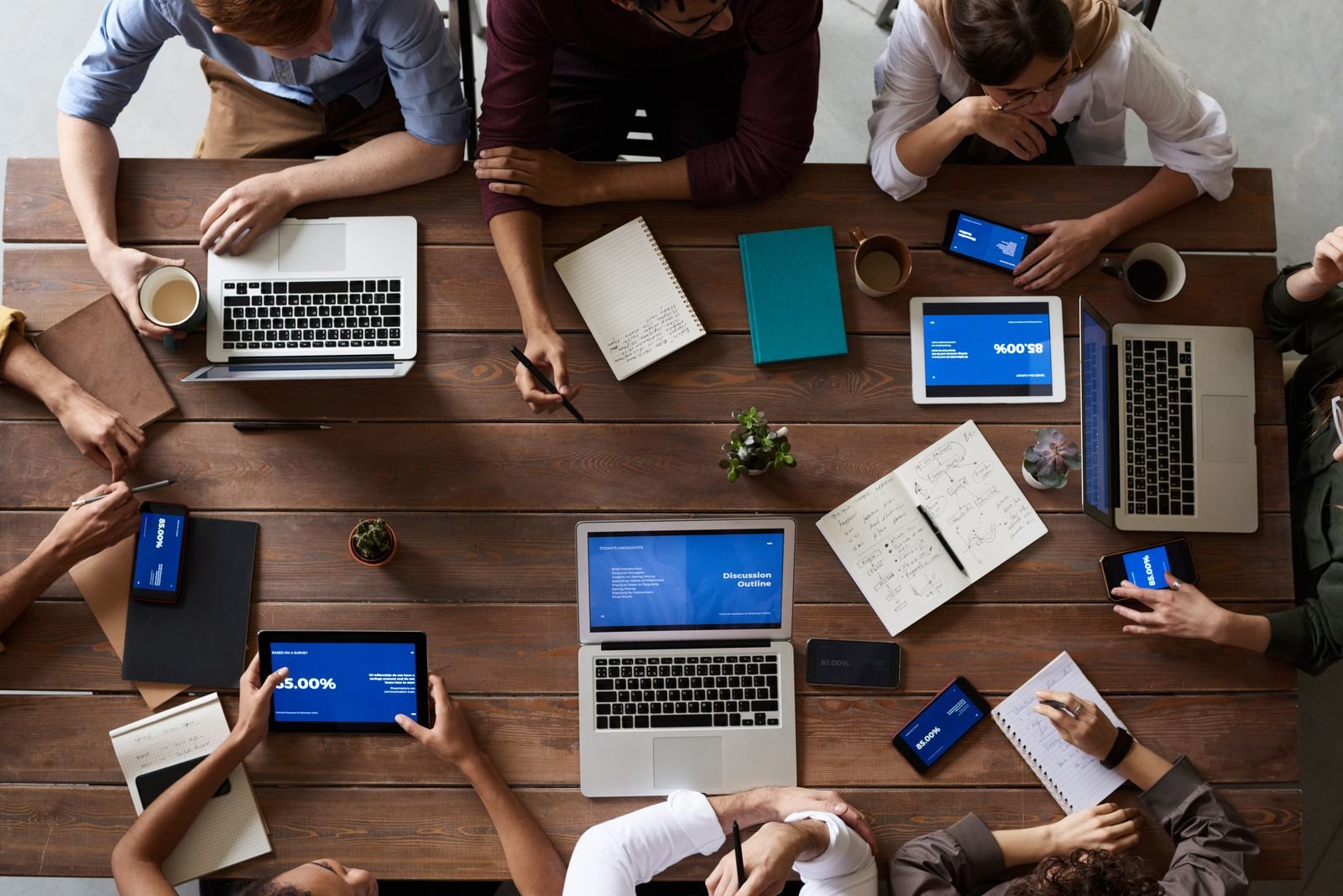 Équipe travaillant sur un CRM