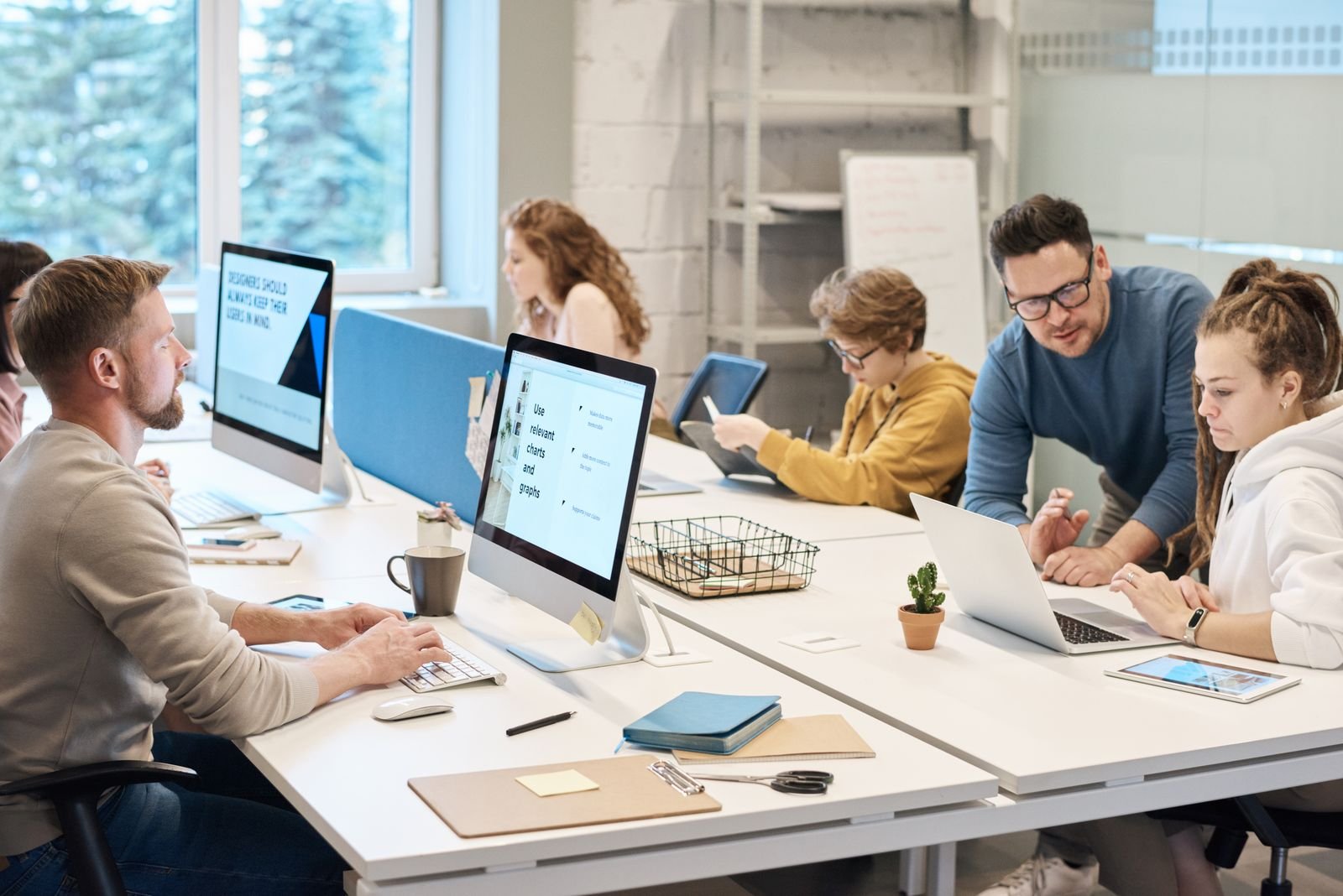 Équipe gérant la relation client dans un CRM